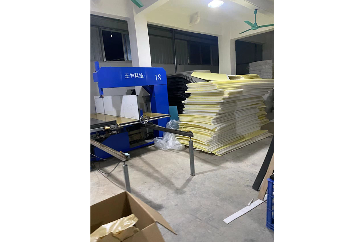 立切機(jī)生(sheng)産(chan)車(che)間一(yi)角