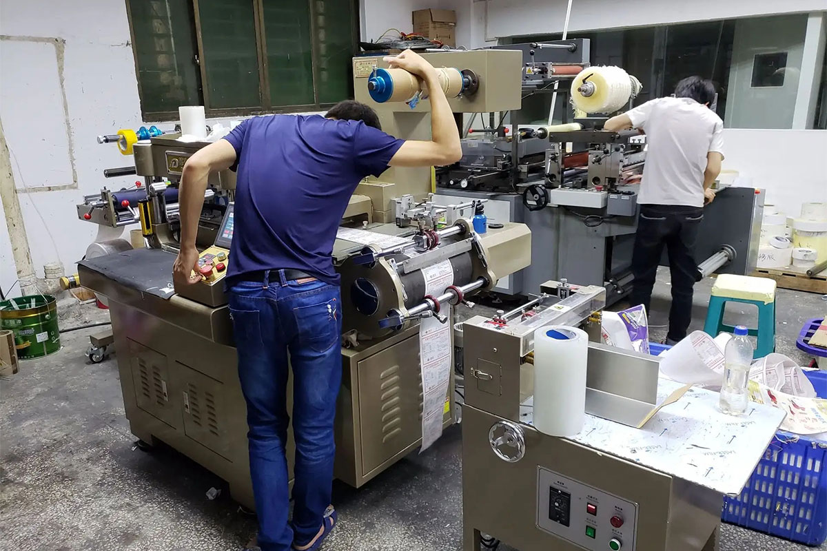 模切機(jī)生(sheng)産(chan)車(che)間一(yi)角